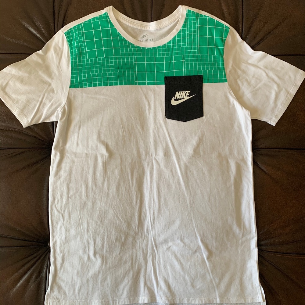 NWOT 2017 NikeSportswear Pocket Tee 834727-100 (L)